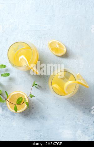 Limonade. Hausgemachter frischer Eistee mit Zitrone und Minze, von oben geschossen Stockfoto