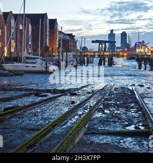 Husum-Hafen, Binnenhafen mit Slipway, Gezeitenhafen bei Ebbe am Abend, Husum, Deutschland, Europa Stockfoto