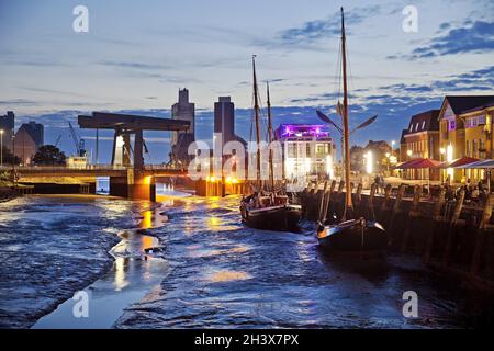 Husum Hafen, Gezeitenhafen bei Ebbe am Abend, Binnenhafen, Stadthafen, Husum, Deutschland, Europa Stockfoto