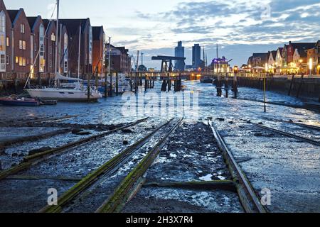 Husum-Hafen, Binnenhafen mit Slipway, Gezeitenhafen bei Ebbe am Abend, Husum, Deutschland, Europa Stockfoto