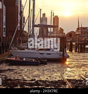 Husum Hafen, Gezeitenhafen bei Ebbe und Sonnenuntergang, Binnenhafen, Stadthafen, Husum, Deutschland, Europa Stockfoto