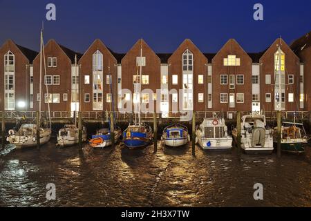 Husum Hafen, Gezeitenhafen bei Ebbe am Abend, Binnenhafen, Stadthafen, Husum, Deutschland, Europa Stockfoto