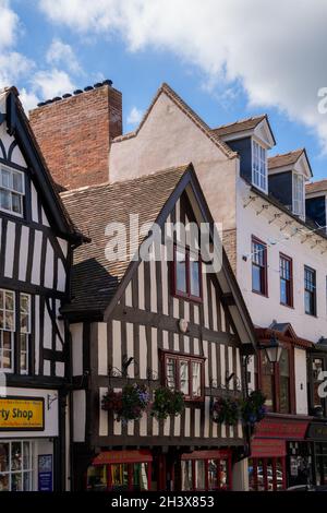 SHREWSBURY, SHROPSHIRE, Großbritannien - JULI 13 : Blick auf alte Gebäude in Shrewsbury, Shropshire am 13. Juli 2021 Stockfoto