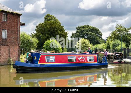 ELLESMERE, SHROPSHIRE, Großbritannien - JULI 12 : Schmalboot in Ellesmere, Shropshire am 12. Juli 2021. Nicht identifizierte Personen Stockfoto