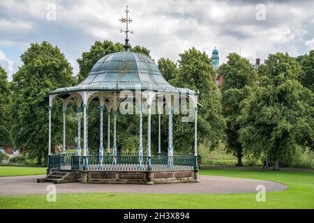 SHREWSBURY, SHROPSHIRE, Großbritannien - JULI 13 : Blick auf den Bandstand im Quarry Park, Shrewsbury, Shropshire, England, am 13. Juli, 2021. Stockfoto