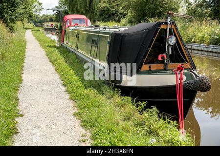 NAHE WHIXALL, SHROPSHIRE, UK - JULI 10 : Schmales Boot an der Swing-Brücke auf dem Shropshire Union Canal in Shropshire am 10. Juli, Stockfoto