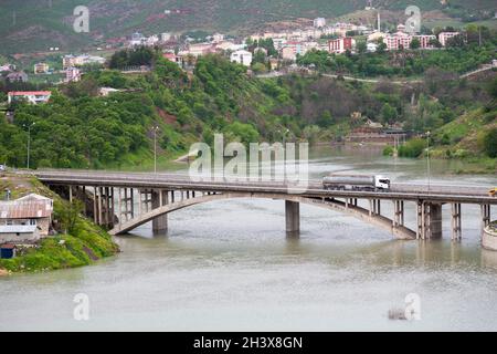 Landschaft der Stadt Tunceli, der Tunceli-Brücke und des Flusses Munzur im Osten der Türkei. Stockfoto