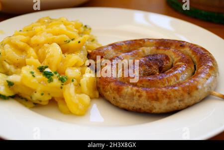 Leckere bayerische Bratwurst mit Kartoffelsalat Stockfoto