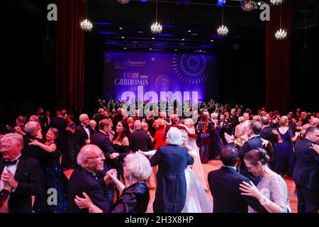 Leipzig, Deutschland. Oktober 2021. Innenansicht beim 26. Leipziger Opernball unter dem Motto 'Freude der schönen Götter'. Aufgrund der Corona-Pandemie musste das Ereignis im vergangenen Jahr abgesagt werden. Quelle: Gerald Matzka/dpa/Alamy Live News Stockfoto