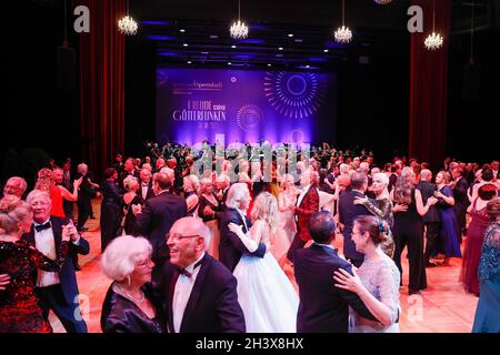 Leipzig, Deutschland. Oktober 2021. Innenansicht beim 26. Leipziger Opernball unter dem Motto 'Freude der schönen Götter'. Aufgrund der Corona-Pandemie musste das Ereignis im vergangenen Jahr abgesagt werden. Quelle: Gerald Matzka/dpa/Alamy Live News Stockfoto