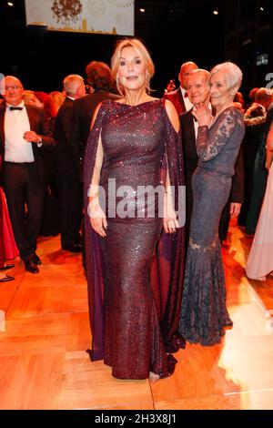 Leipzig, Deutschland. Oktober 2021. Kim Fisher tanzt beim 26. Leipziger Opernball unter dem Motto 'Freude der schönen Götter'. Aufgrund der Corona-Pandemie musste das Ereignis im vergangenen Jahr abgesagt werden. Quelle: Gerald Matzka/dpa/Alamy Live News Stockfoto
