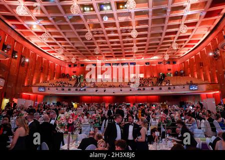 Leipzig, Deutschland. Oktober 2021. Innenansicht beim 26. Leipziger Opernball unter dem Motto 'Freude der schönen Götter'. Aufgrund der Corona-Pandemie musste das Ereignis im vergangenen Jahr abgesagt werden. Quelle: Gerald Matzka/dpa/Alamy Live News Stockfoto