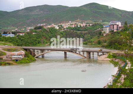 Landschaft der Stadt Tunceli, der Tunceli-Brücke und des Flusses Munzur im Osten der Türkei. Stockfoto