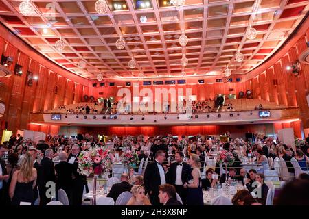 Leipzig, Deutschland. Oktober 2021. Innenansicht beim 26. Leipziger Opernball unter dem Motto 'Freude der schönen Götter'. Aufgrund der Corona-Pandemie musste das Ereignis im vergangenen Jahr abgesagt werden. Quelle: Gerald Matzka/dpa/Alamy Live News Stockfoto