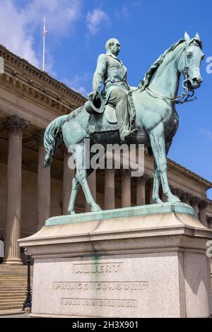 LIVERPOOL, UK - JULY 14 : Statue des Albert Prince Consort vor der St Georges Hall in Liverpool, England am 14. Juli 2021 Stockfoto