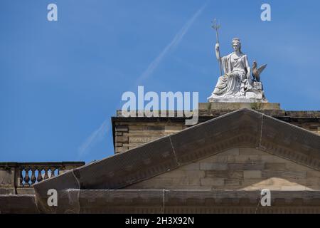 LIVERPOOL, UK - JULY 14 : Statue of Britannia and a Liver Bird auf der Walker Art Gallery, Liverpool, Merseyside, England, Stockfoto