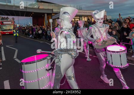 Oktober 2021. Southend on Sea, Großbritannien. Das Spark Street Theatre unterhält das Publikum mit Trommeln und LED-Lichtern. Die Teilnehmer nehmen an einer Halloween-Parade entlang der Küste in Southend on Sea Teil. Die Veranstaltung wird von Southend Community Events, Southend Council und Southend Tourism Partnership organisiert und ersetzt die jährliche Karnevalsprozession im August, die in diesem Jahr aufgrund der Unsicherheit bezüglich der Covid-Beschränkungen abgesagt wurde. Penelope Barritt/Alamy Live News Stockfoto