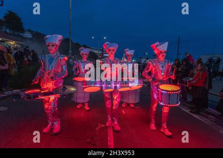 Oktober 2021. Southend on Sea, Großbritannien. Das Spark Street Theatre unterhält das Publikum mit Trommeln und LED-Lichtern. Die Teilnehmer nehmen an einer Halloween-Parade entlang der Küste in Southend on Sea Teil. Die Veranstaltung wird von Southend Community Events, Southend Council und Southend Tourism Partnership organisiert und ersetzt die jährliche Karnevalsprozession im August, die in diesem Jahr aufgrund der Unsicherheit bezüglich der Covid-Beschränkungen abgesagt wurde. Penelope Barritt/Alamy Live News Stockfoto