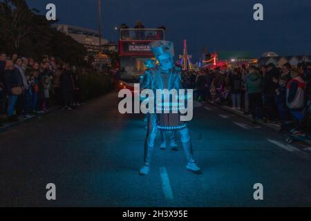 Oktober 2021. Southend on Sea, Großbritannien. Das Spark Street Theatre unterhält das Publikum mit Trommeln und LED-Lichtern. Die Teilnehmer nehmen an einer Halloween-Parade entlang der Küste in Southend on Sea Teil. Die Veranstaltung wird von Southend Community Events, Southend Council und Southend Tourism Partnership organisiert und ersetzt die jährliche Karnevalsprozession im August, die in diesem Jahr aufgrund der Unsicherheit bezüglich der Covid-Beschränkungen abgesagt wurde. Penelope Barritt/Alamy Live News Stockfoto