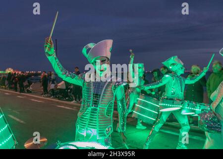 Oktober 2021. Southend on Sea, Großbritannien. Das Spark Street Theatre unterhält das Publikum mit Trommeln und LED-Lichtern. Die Teilnehmer nehmen an einer Halloween-Parade entlang der Küste in Southend on Sea Teil. Die Veranstaltung wird von Southend Community Events, Southend Council und Southend Tourism Partnership organisiert und ersetzt die jährliche Karnevalsprozession im August, die in diesem Jahr aufgrund der Unsicherheit bezüglich der Covid-Beschränkungen abgesagt wurde. Penelope Barritt/Alamy Live News Stockfoto