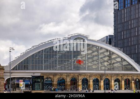 LIVERPOOL, UK - JULI 14 : Lime Street Station in Liverpool, England am 14. Juli 2021. Nicht identifizierte Personen Stockfoto