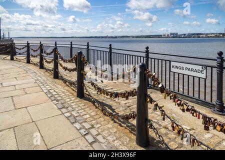 LIVERPOOL, Großbritannien - JULI 14 : Vorhängeschlösser an Ketten bei der Kings Parade Liverpool, England am 14. Juli 2021 Stockfoto