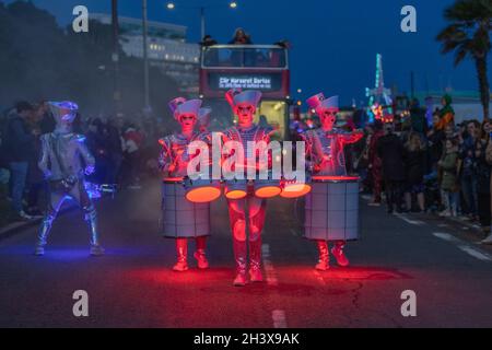 Oktober 2021. Southend on Sea, Großbritannien. Das Spark Street Theatre unterhält das Publikum mit Trommeln und LED-Lichtern. Die Teilnehmer nehmen an einer Halloween-Parade entlang der Küste in Southend on Sea Teil. Die Veranstaltung wird von Southend Community Events, Southend Council und Southend Tourism Partnership organisiert und ersetzt die jährliche Karnevalsprozession im August, die in diesem Jahr aufgrund der Unsicherheit bezüglich der Covid-Beschränkungen abgesagt wurde. Penelope Barritt/Alamy Live News Stockfoto