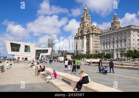 LIVERPOOL, UK - JULY 14 : die Cunard, Royal Liver und Ferry Terminal Gebäude in Liverpool, England am 14. Juli 2021.Unidentif Stockfoto