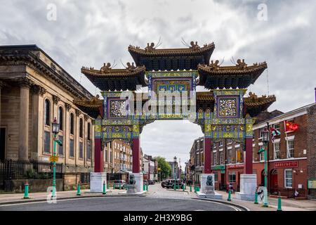 LIVERPOOL, UK - JULY 14 : Blick auf den Chinese Arch, Chinatown, Liverpool, England, UK am 14. Juli 2021 Stockfoto