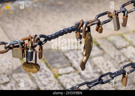 LIVERPOOL, Großbritannien - JULI 14 : Vorhängeschlösser an Ketten bei der Kings Parade Liverpool, England am 14. Juli 2021 Stockfoto