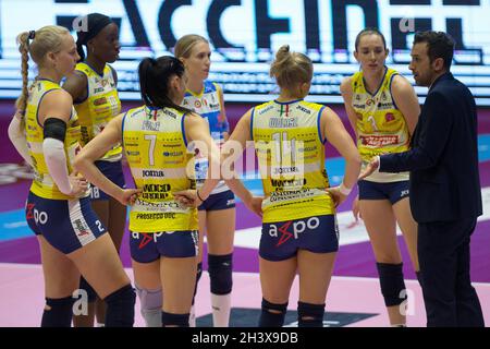 Arena di Monza, Monza (MB), Italien, 30. Oktober 2021, DANIELE SANTARELLI (Trainer Imoco Conegliano) mit Team während der Auszeit während des Spiels Vero Volley Monza gegen Imoco Volley Conegliano - Volleyball Italienische Serie A1 Frauen Stockfoto