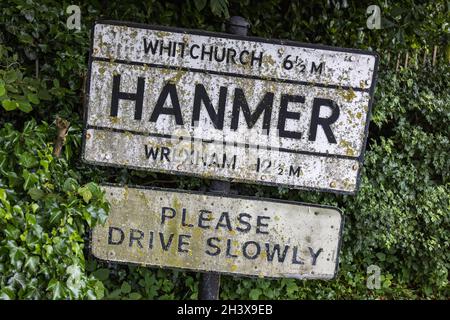 HANMER, CLWYD, WALES - JULI 10: Altes Dorfstraßenschild in Hanmer, Wales am 10. Juli 2021 Stockfoto