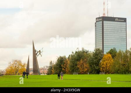 Paris, Frankreich - 5. November 2019: Schöner Park Jean-Moulin mit dem Mercuriales-Turm in Bagnolet Stockfoto
