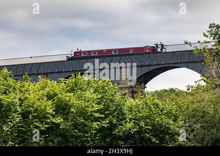 FRONCYSYLLTE, WREXHAM, WALES - JULI 15 : Schmalboot auf dem Pontcysyllte Aquädukt bei Froncysyllte, Wrexham, Wales, Großbritannien am Juli Stockfoto