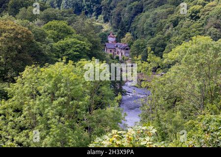 FRONCYSYLLTE, WREXHAM, WALES - JULI 15 : Haus am Fluss Dee in der Nähe von Pontcysyllte Aqueduct, Froncysyllte, Wrexham, Wales, U Stockfoto