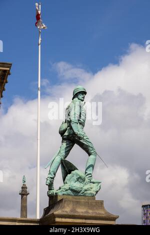 LIVERPOOL, UK - JULY 14 : Statue des Generalmajors William Earle vor der St. Georges Hall in Liverpool, England am 14. Juli 202 Stockfoto