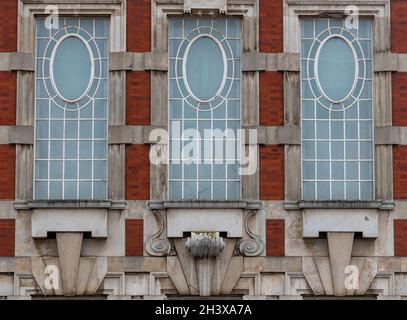 edwardianische oder spätviktorianische Fenster mit verziertem Bleilicht und Gitterwerk an einem alten maritimen Kaufmannsgebäude in southampton, großbritannien Stockfoto