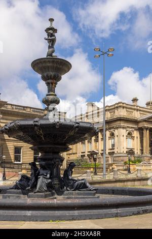 LIVERPOOL, UK - JULY 14 : Steble Fountain im William Brown Street Conservation Area von Liverpool, England am 14. Juli 2021 Stockfoto