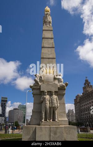 LIVERPOOL, UK - JULY 14 : Memorial to the Engine Room Heroes of the Titanic at St. Nichola Place, Pier Head, in Liverpool, Engl Stockfoto