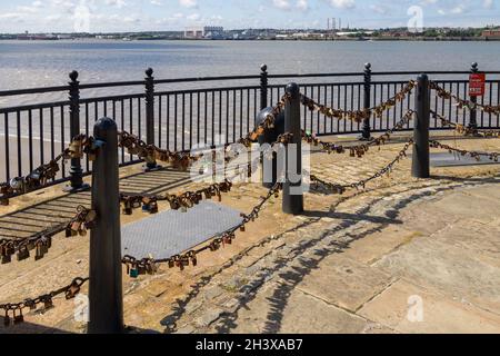 LIVERPOOL, Großbritannien - JULI 14 : Vorhängeschlösser an Ketten bei der Kings Parade Liverpool, England am 14. Juli 2021 Stockfoto