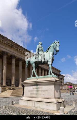 LIVERPOOL, UK - JULY 14 : Statue des Albert Prince Consort vor der St Georges Hall in Liverpool, England am 14. Juli 2021 Stockfoto