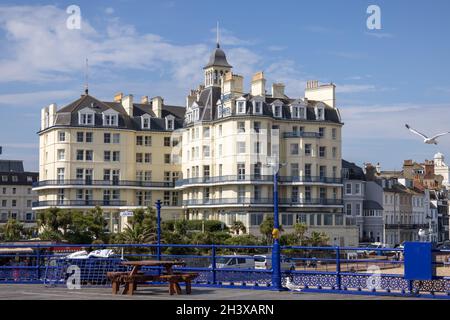 EASTBOURNE, EAST SUSSEX, Großbritannien - JULI 29 : Blick vom Eastbourne Pier zum Queens Hotel in Eastbourne East Sussex am 29. Juli Stockfoto