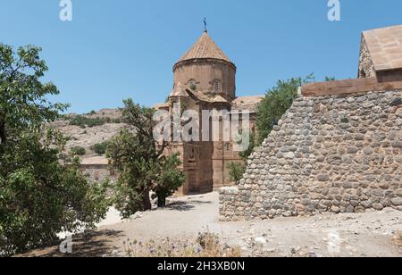 Ehemaliges armenisches Kloster mit der Heilig-Kreuz-Kathedrale (10. Jahrhundert) auf der Akdamar-Insel im Van-See, Türkei Stockfoto