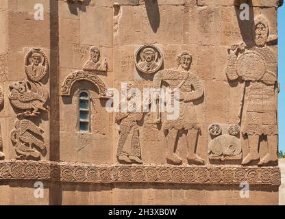 David und Goliath Relief an der Wand der armenischen Heilig-Kreuz-Kathedrale auf der Ahdamar-Insel am Van-See, Türkei Stockfoto