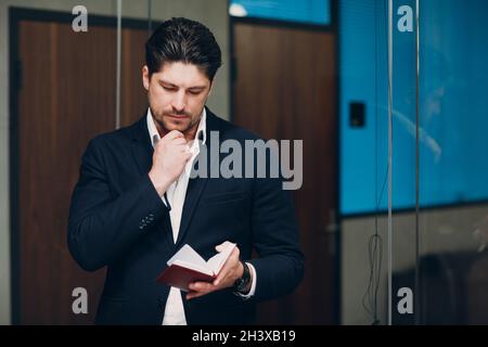 Portrait Mann Geschäftsmann in schwarzem Anzug im Büro. Stockfoto