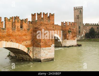 Scaliger Brücke (Ponte Scaligero) oder Castelvecchio Brücke über die Etsch Stockfoto