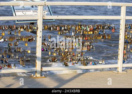 Schlösser an Geländern, von Menschen als Symbol der Liebe und Treue aufgehängt Stockfoto