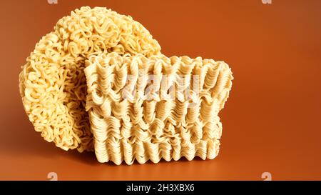 Instant Nudeln asiatische Ramen. Trockene gelbe Rohkost Nudeln. Pasta, für die Herstellung von denen es genug ist, kochendes Wasser zu gießen Stockfoto