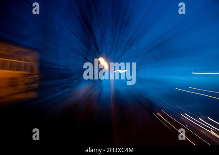 Ein Foto einer Horror-Straße, aufgenommen mit der Zoom-in-Zoom-Out-Technik (Zoom Burst). Stockfoto