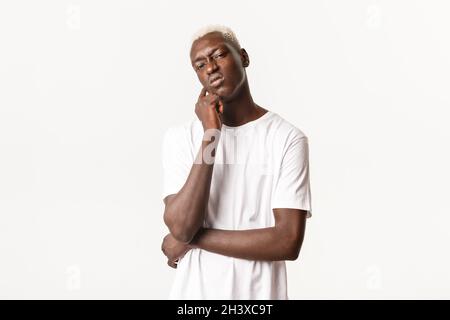 Porträt von enttäuscht, wütend afroamerikanischen blonden Mann mit Verachtung und Hass, über weißem Hintergrund stehend Stockfoto